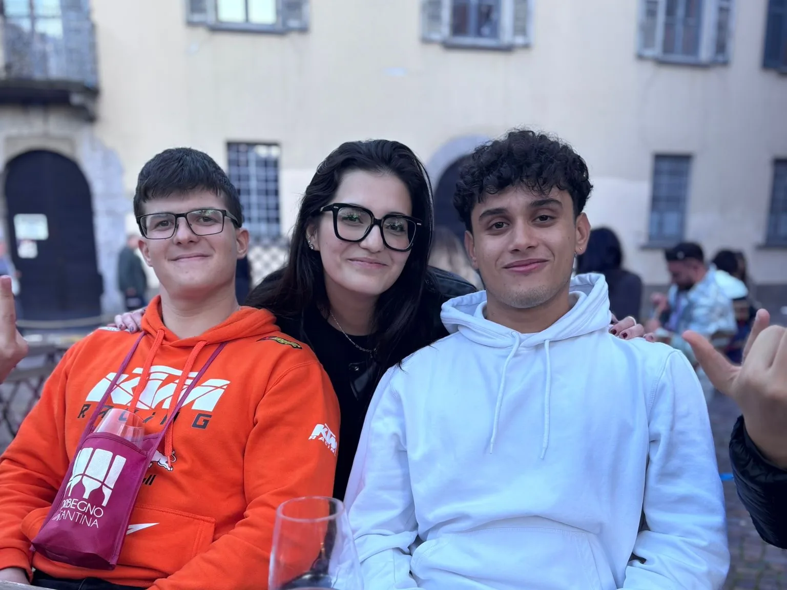 Matteo con due amici a un tavolo all'aperto