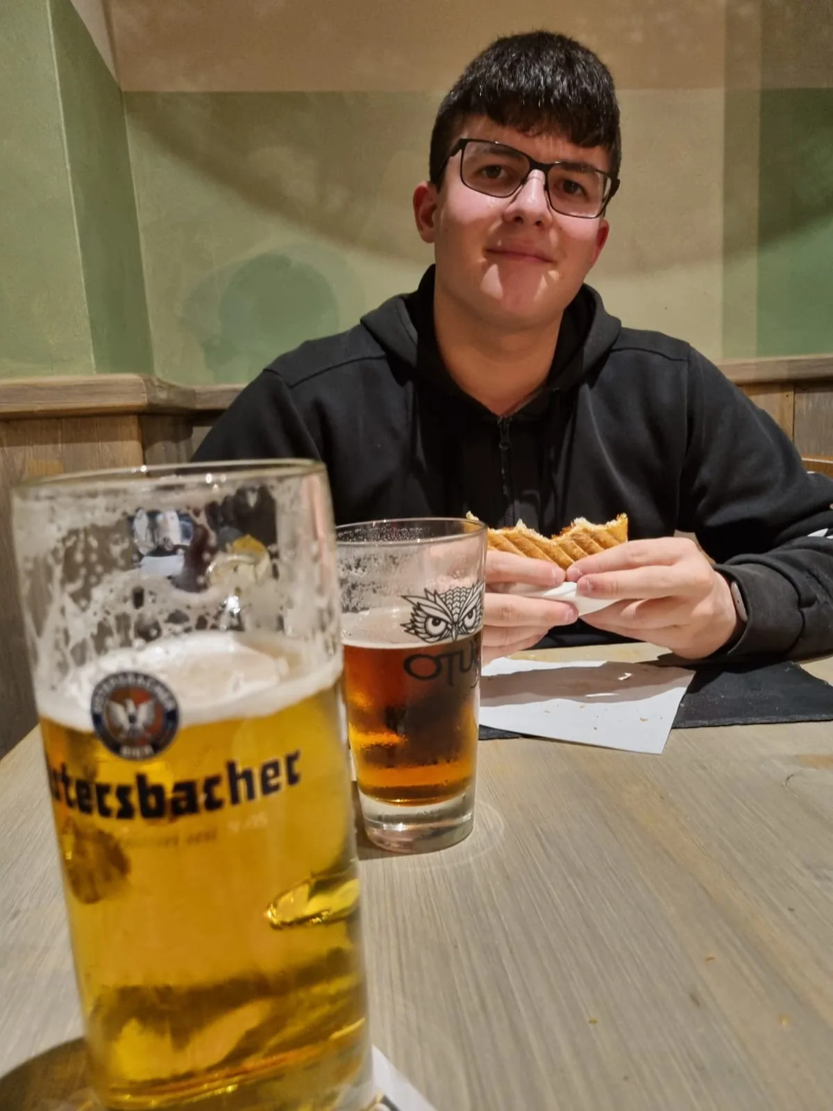 Matteo a tavola con un toast, boccale in primo piano