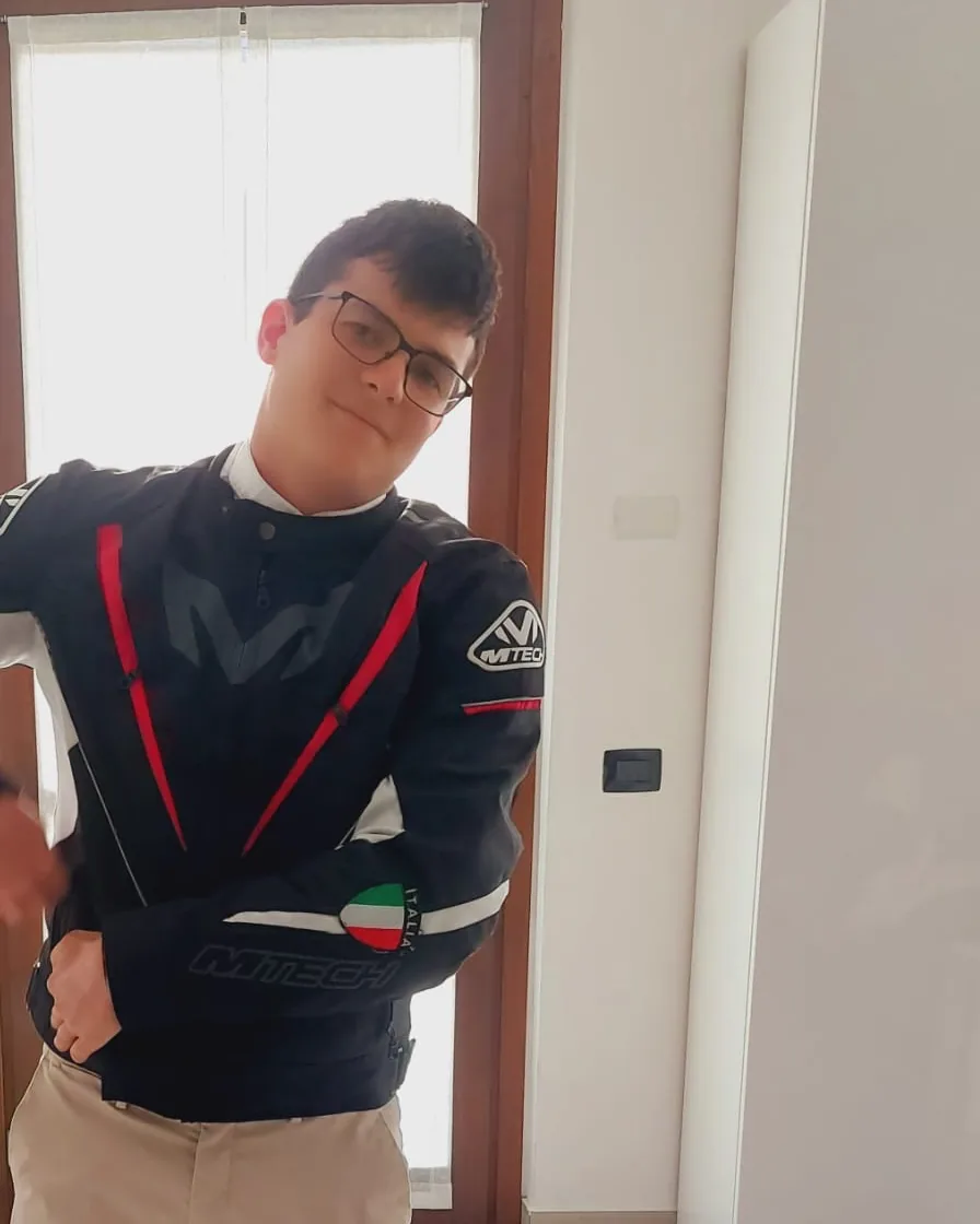 Matteo che indossa la giacca da moto