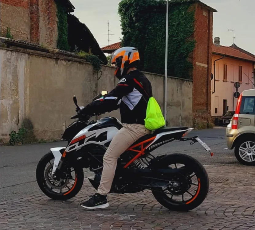 Matteo in sella alla sua KTM Duke 125 in una via di Castano Primo