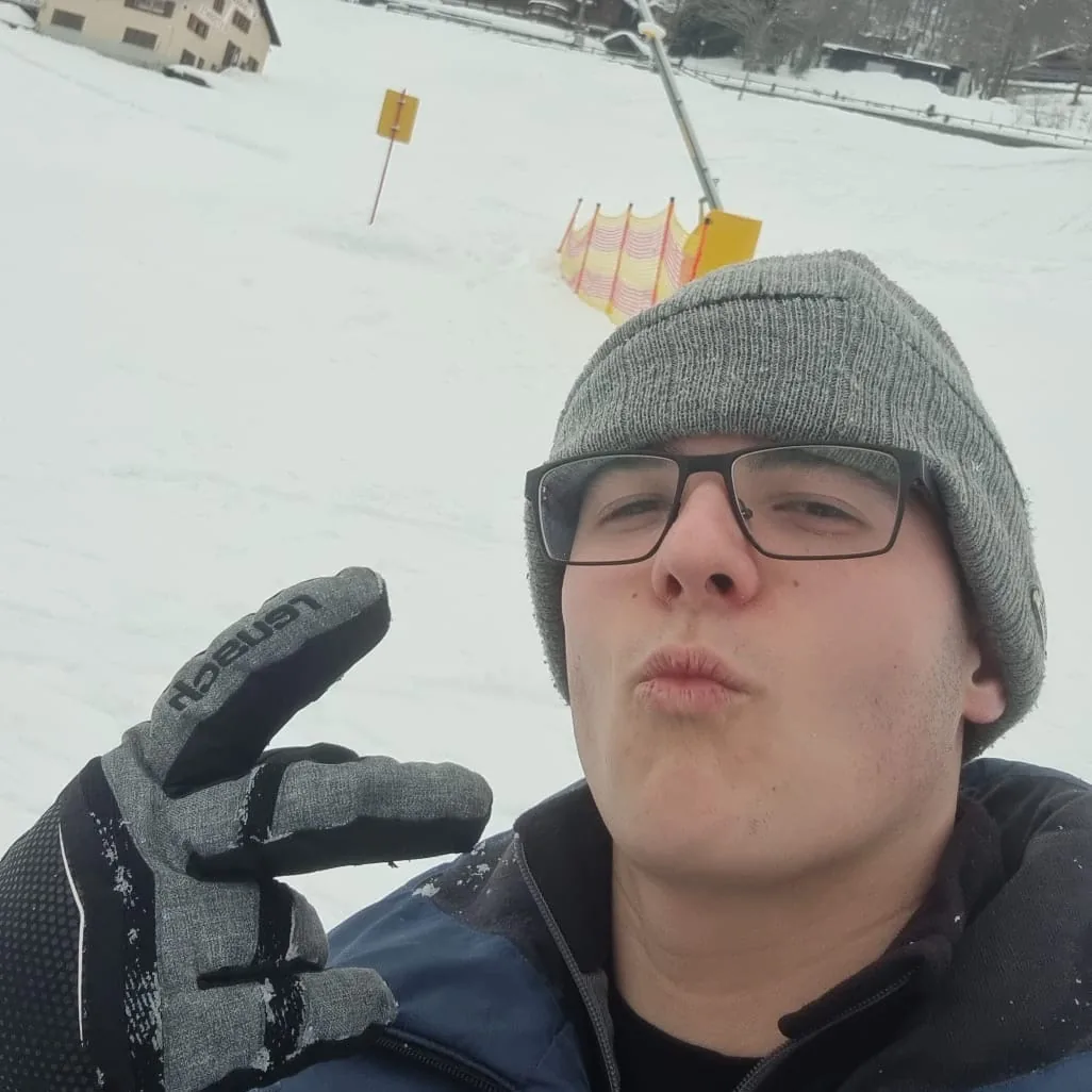 Selfie sulla neve con una smorfia