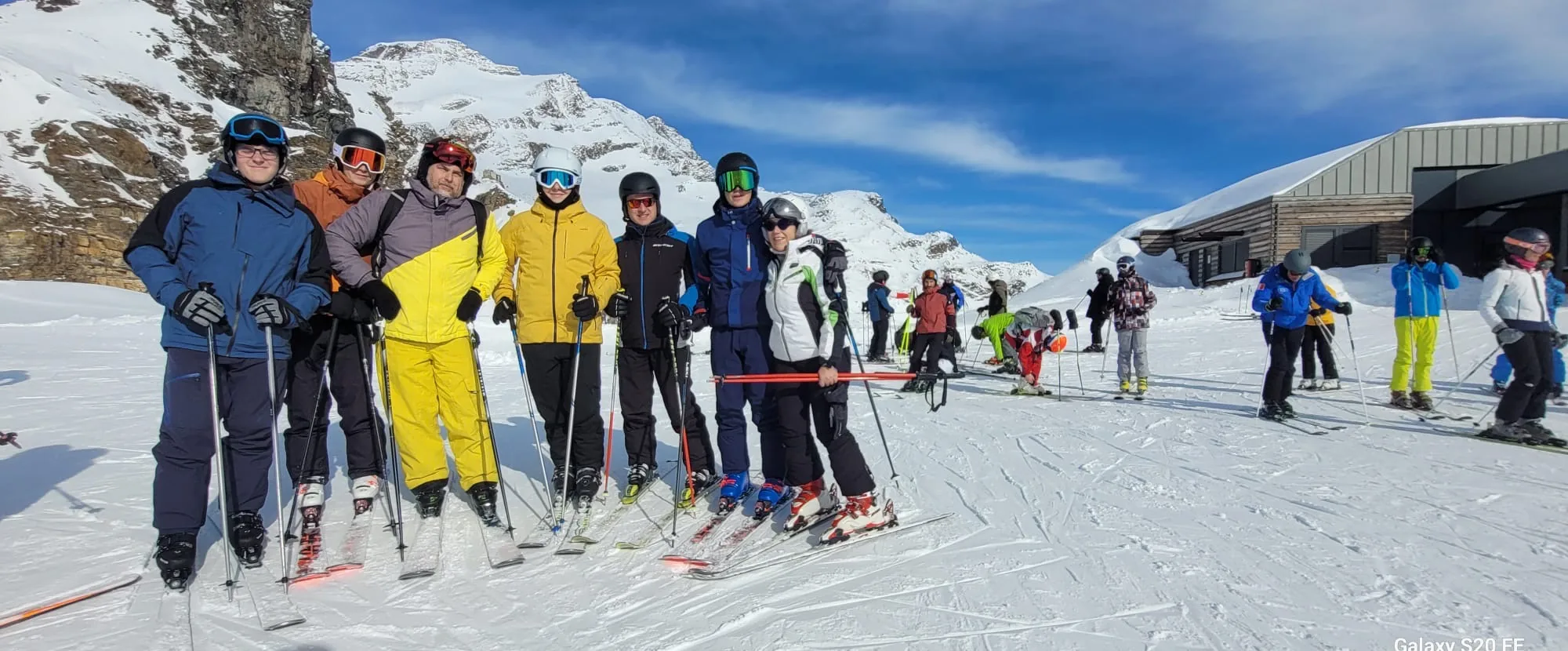Gruppo di sciatori in alta quota, Matteo primo a sinistra